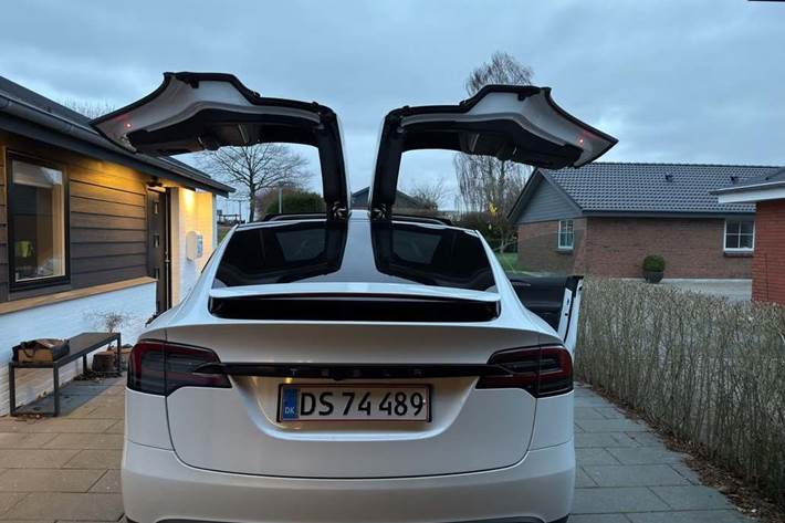 Hvid Tesla Model X fra 2024