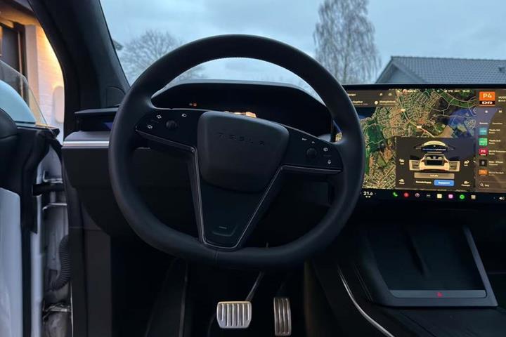 Hvid Tesla Model X fra 2024
