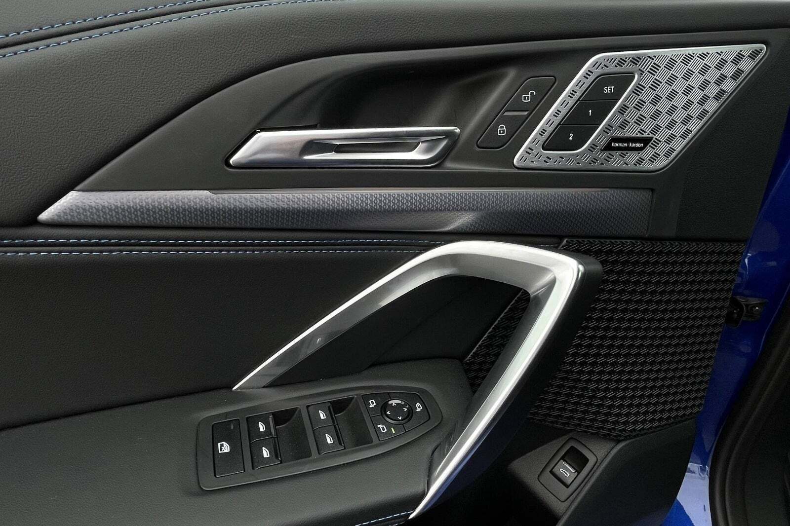 Blå BMW iX1 fra 2025