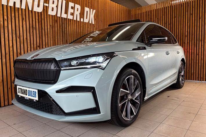 Grøn Skoda Enyaq fra 2023 set udefra