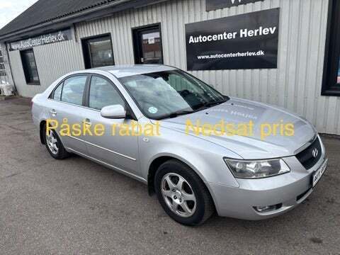 Sølv Hyundai Sonata fra 2006 set udefra