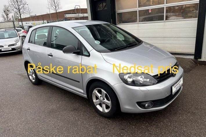 Sølv VW Golf Plus fra 2009 set udefra