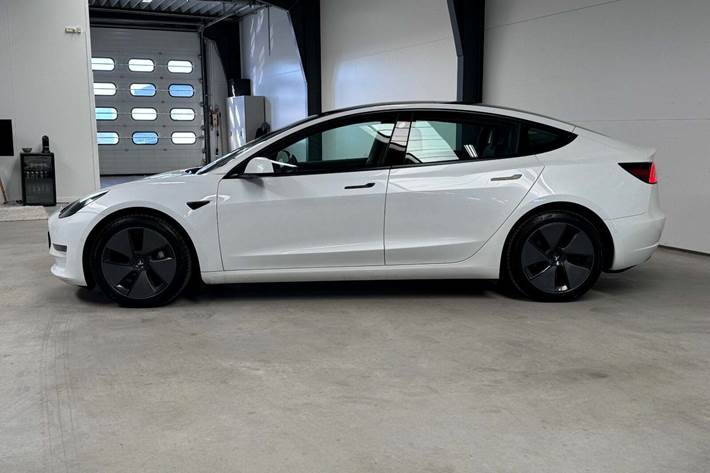 Hvid Tesla Model 3 fra 2022