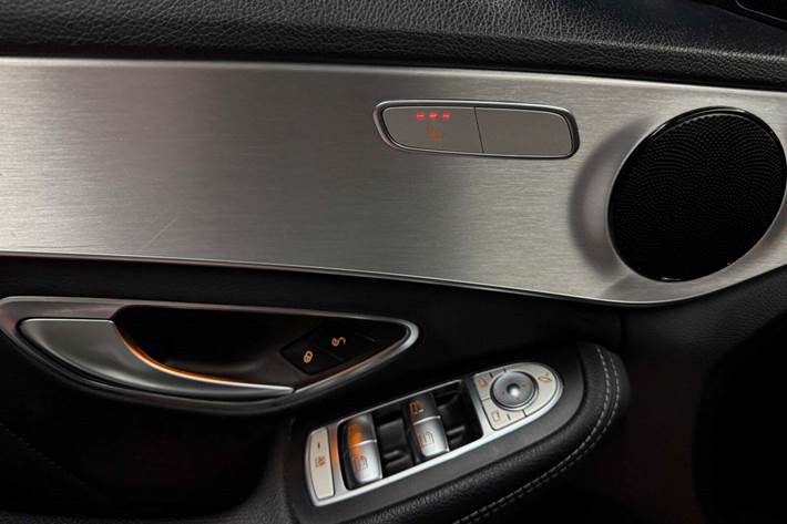 Blå Mercedes C220 d fra 2019