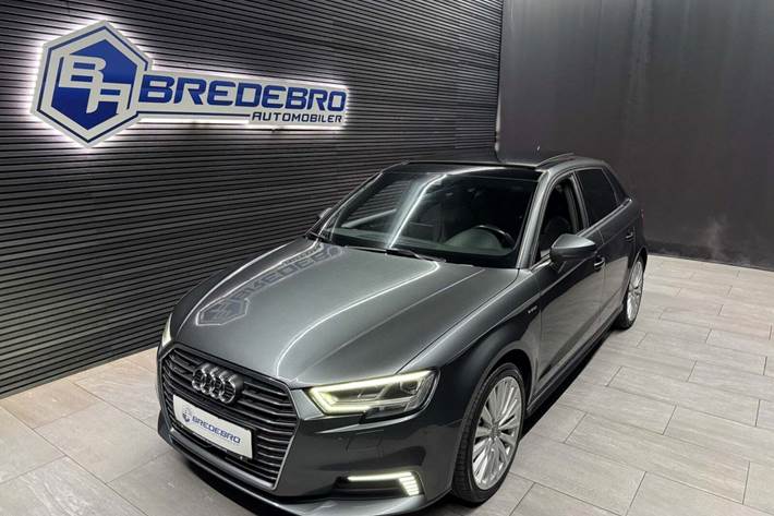 Grå Audi A3 fra 2017 set udefra