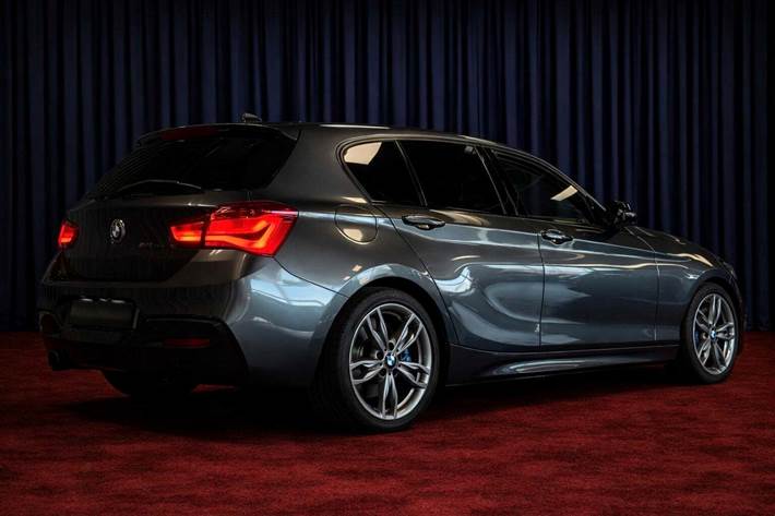 Grå BMW M140i fra 2017 set udefra