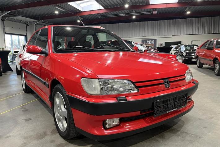 Rød Peugeot 306 fra 1994 set udefra