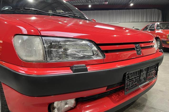 Rød Peugeot 306 fra 1994 set udefra