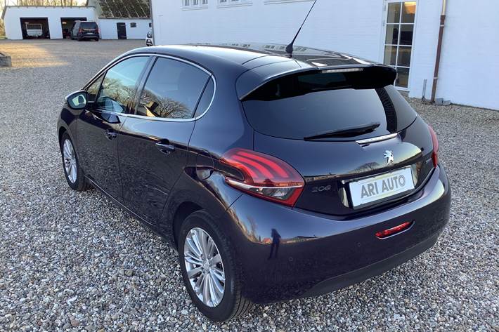 Blå Peugeot 208 fra 2015
