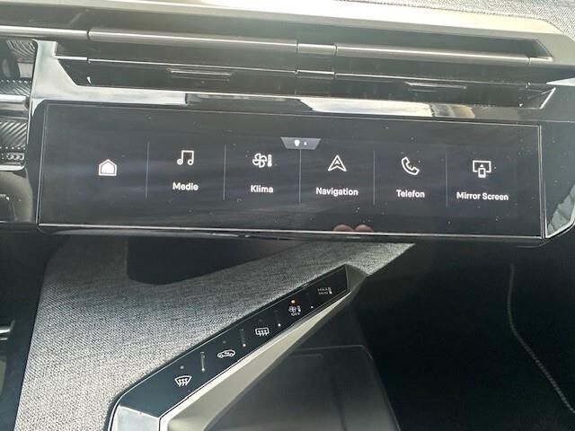 Grå Peugeot e-3008 fra 2025