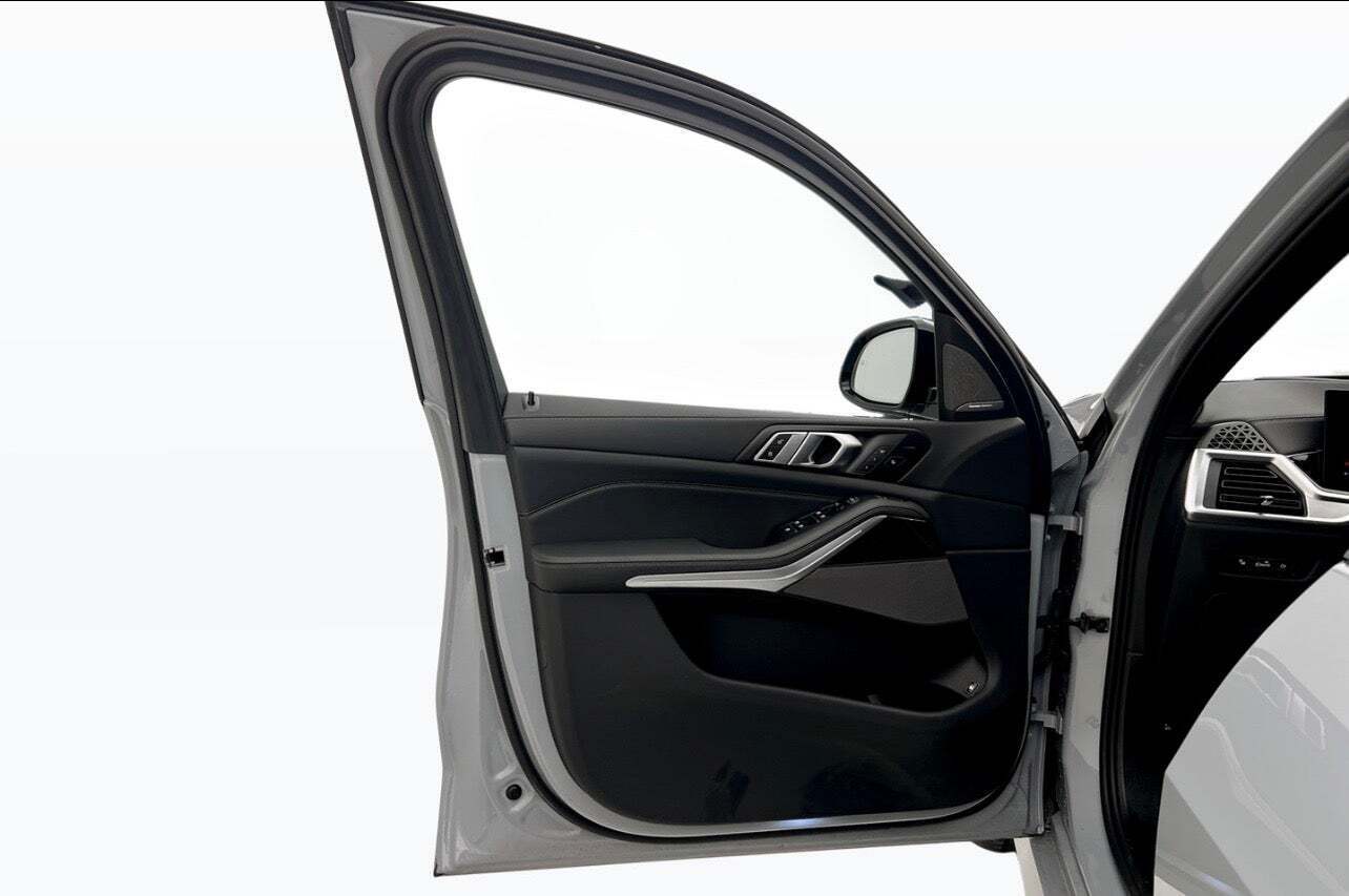 Grå BMW X5 fra 2025