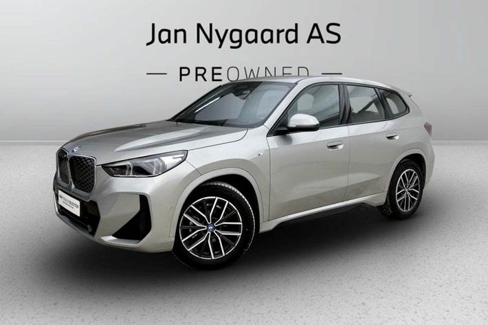 Sølv BMW iX1 fra 2025