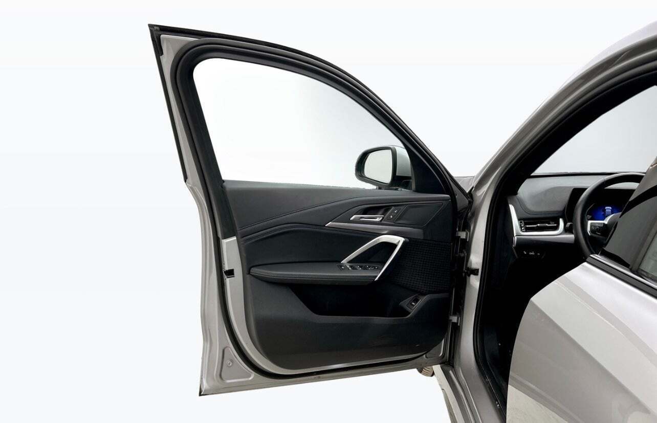 Sølv BMW iX1 fra 2025