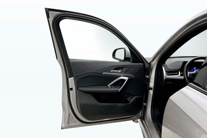 Sølv BMW iX1 fra 2025