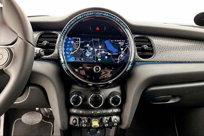 Blå Mini Cooper SE fra 2021