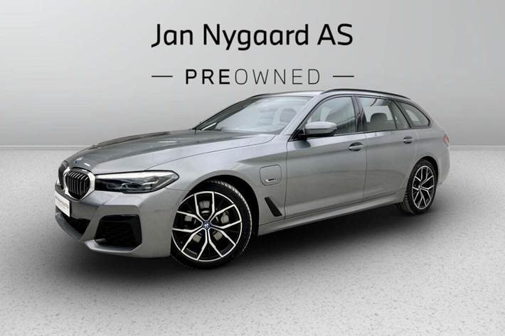 Grå BMW 530e fra 2024