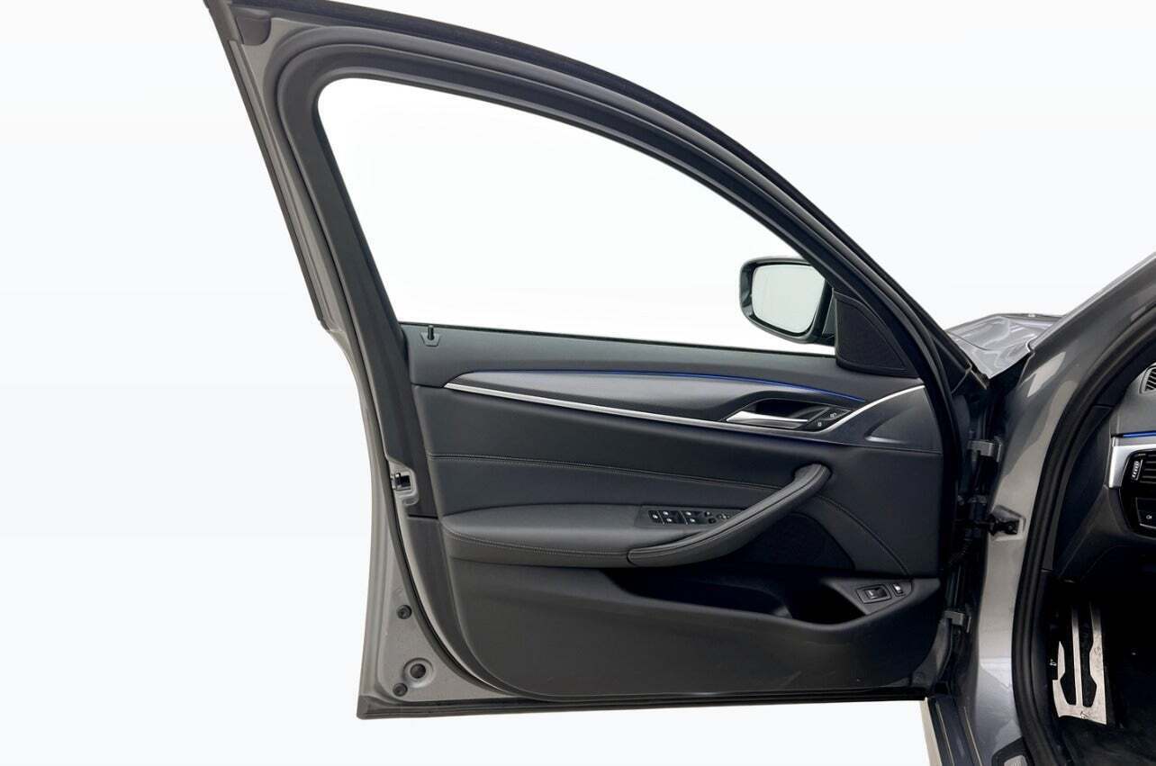 Grå BMW 530e fra 2024