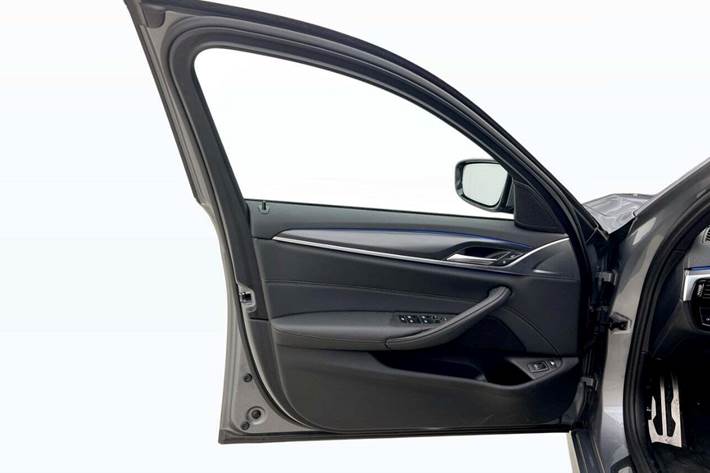 Grå BMW 530e fra 2024