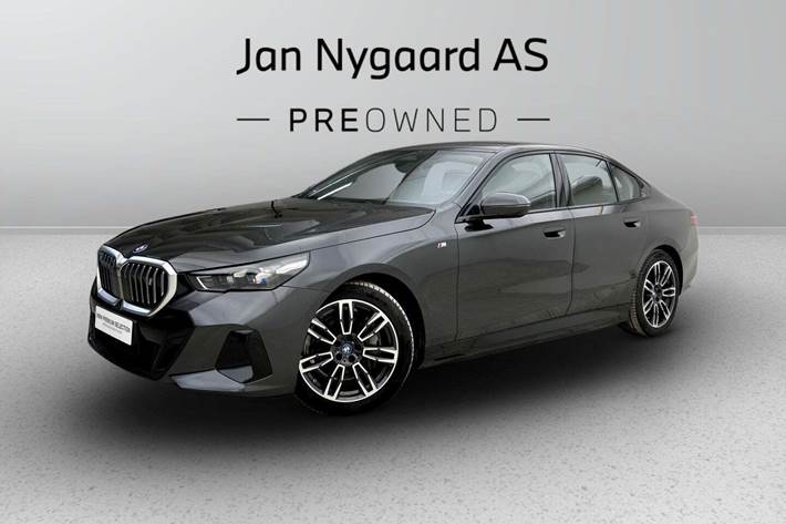 Grå BMW i5 fra 2025
