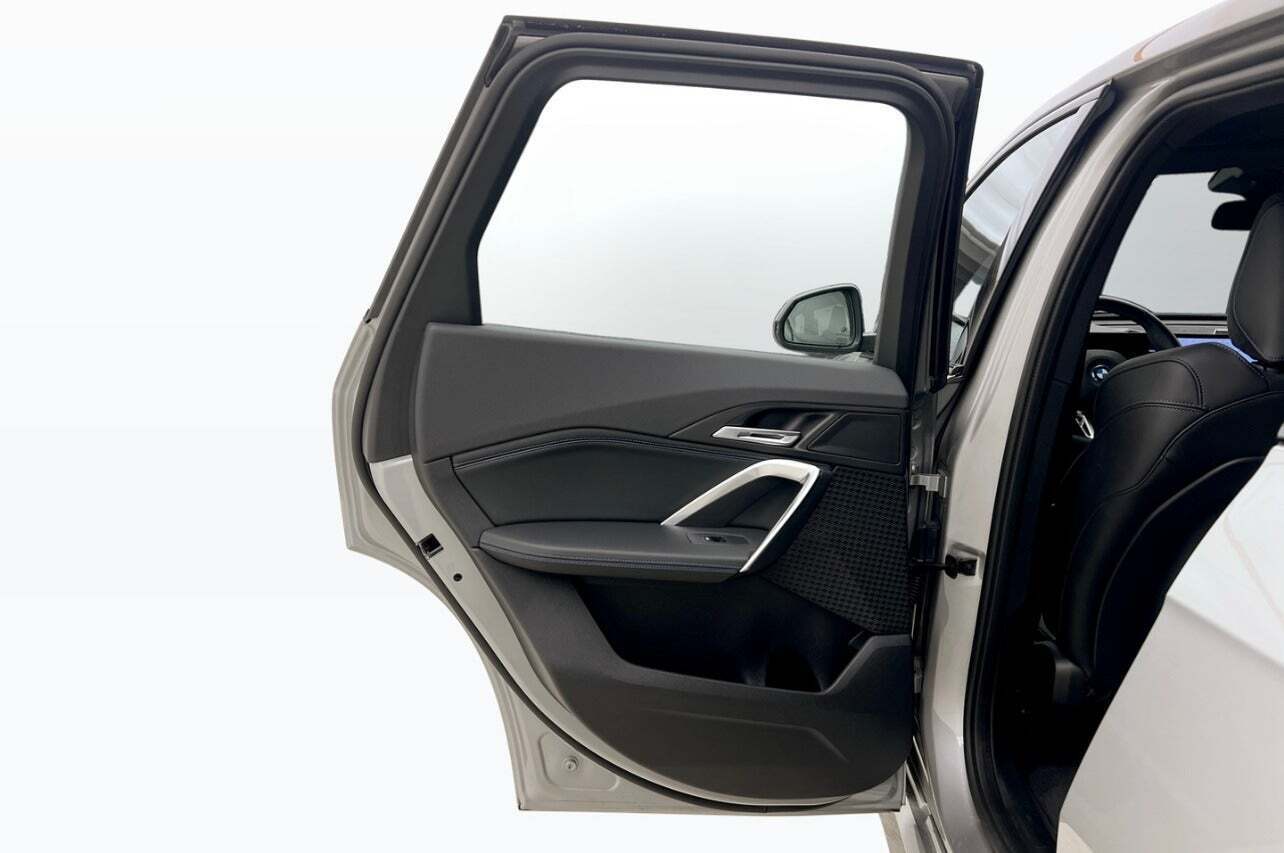 Sølv BMW iX1 fra 2025