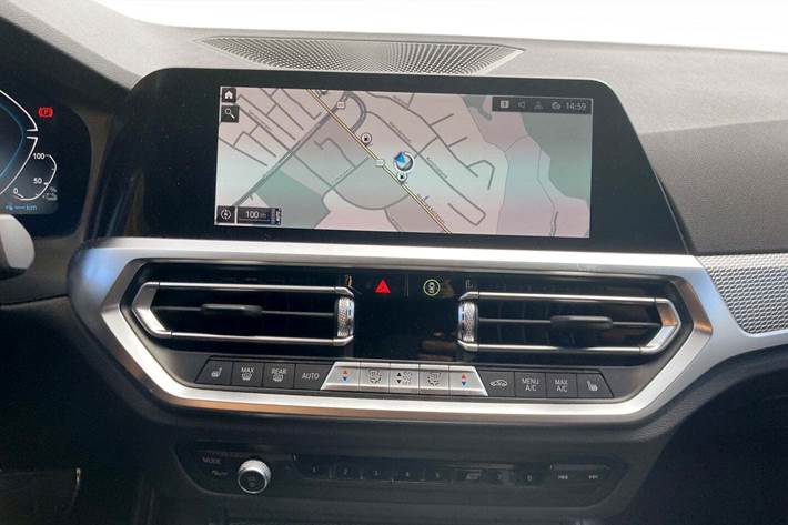 Sort BMW 330e fra 2022