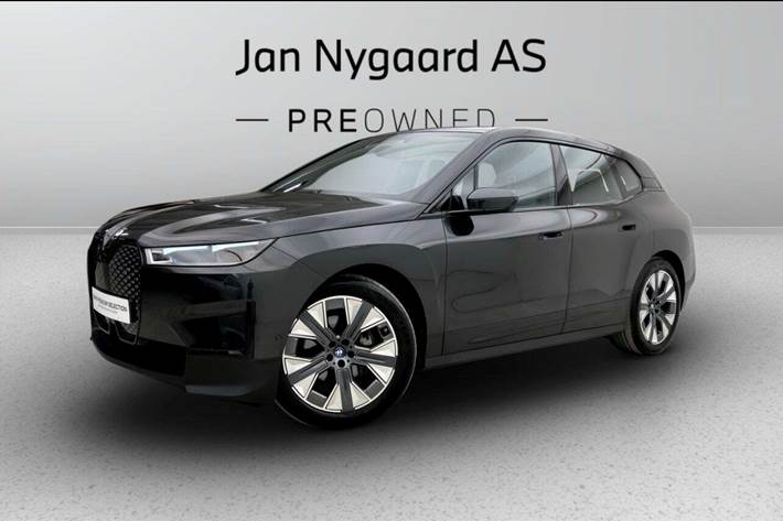 Grå BMW iX fra 2022