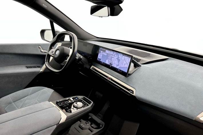 Grå BMW iX fra 2022