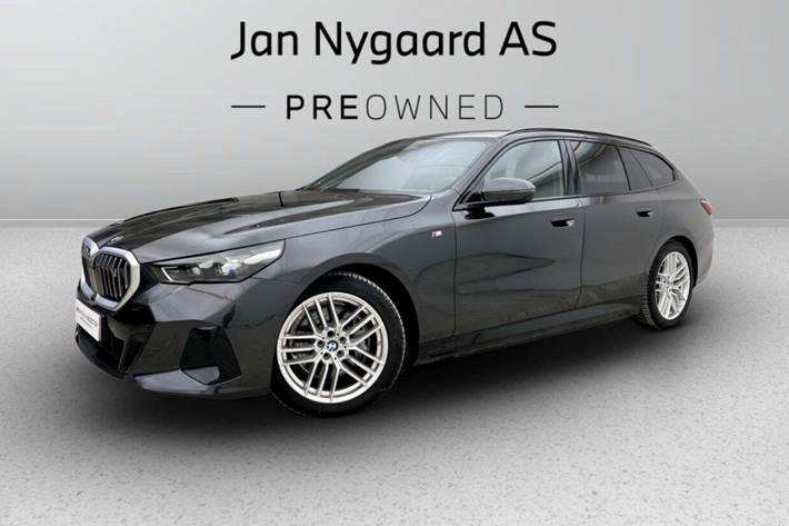 Grå BMW i5 fra 2025