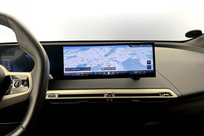 Orange BMW iX fra 2024