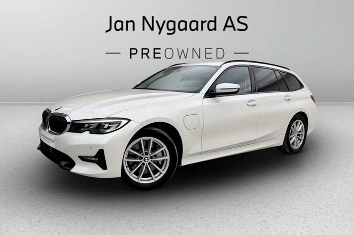 Hvid BMW 330e fra 2021