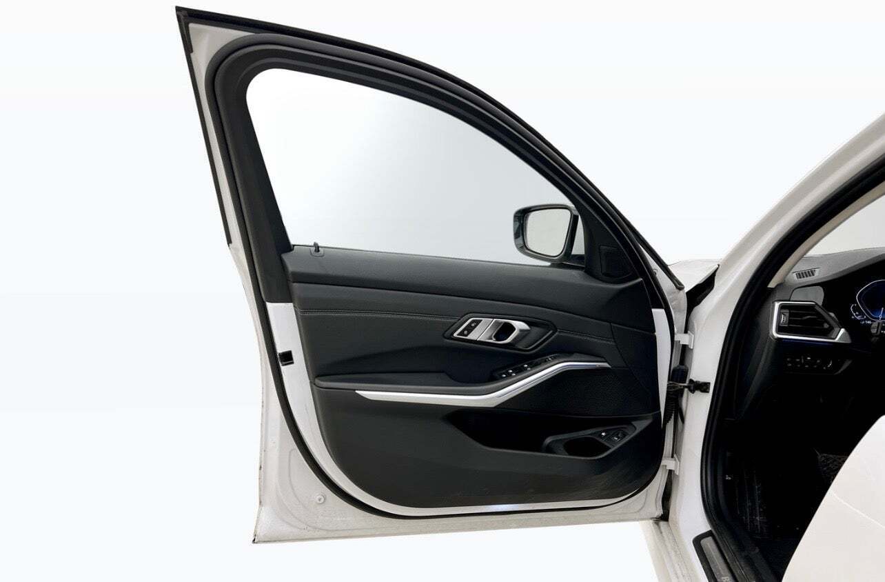 Hvid BMW 330e fra 2021