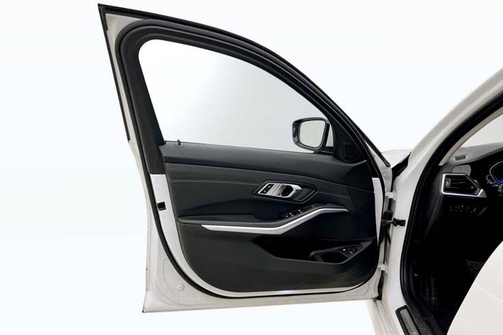 Hvid BMW 330e fra 2021