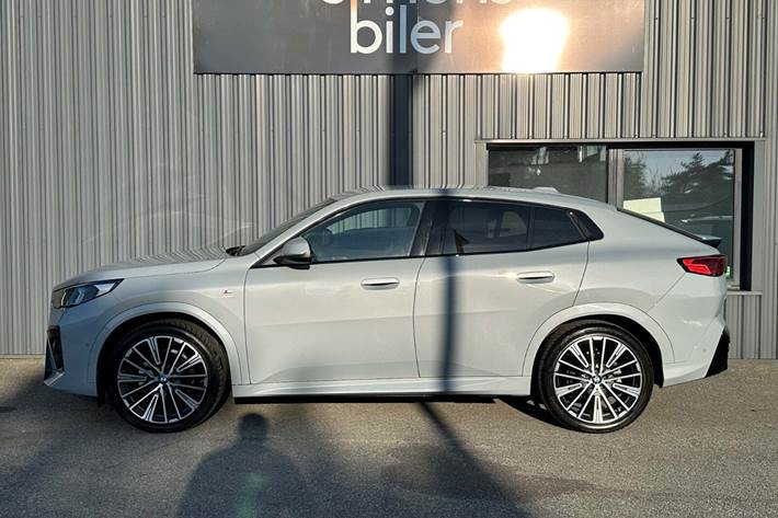 Grå BMW iX2 fra 2024