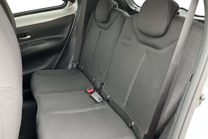 Sølv Toyota Aygo X fra 2022
