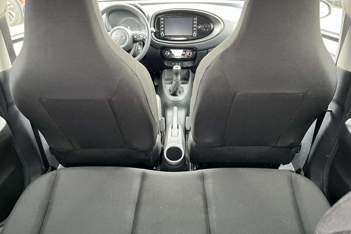 Sølv Toyota Aygo X fra 2022