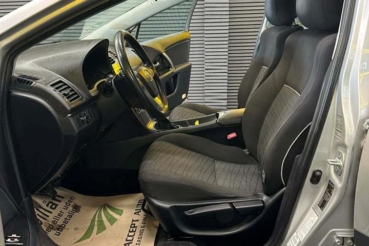 undefined Toyota Avensis fra 2012