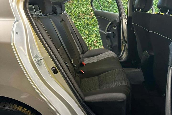 undefined Toyota Avensis fra 2012