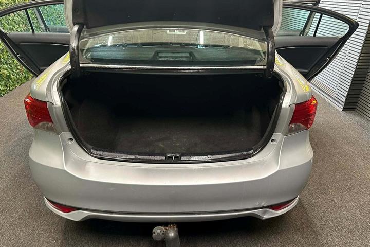 undefined Toyota Avensis fra 2012