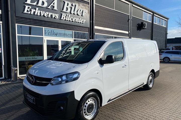 Hvid Opel Vivaro fra 2023 set udefra