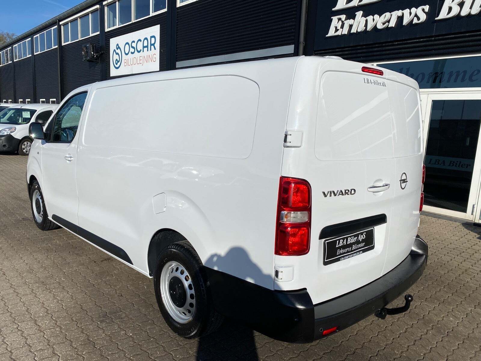 Hvid Opel Vivaro fra 2023