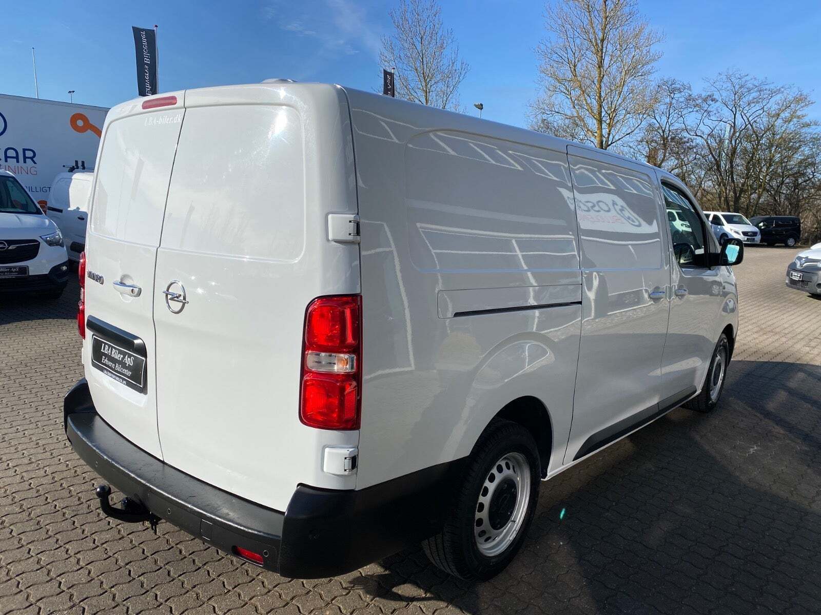 Hvid Opel Vivaro fra 2023