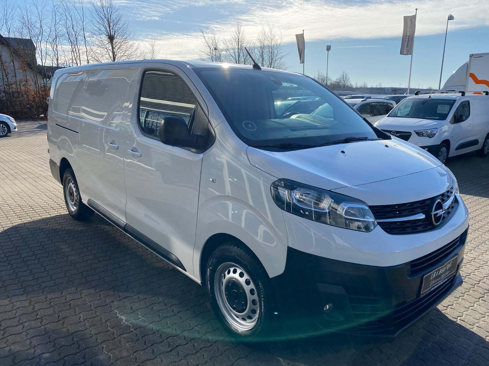 Hvid Opel Vivaro fra 2023