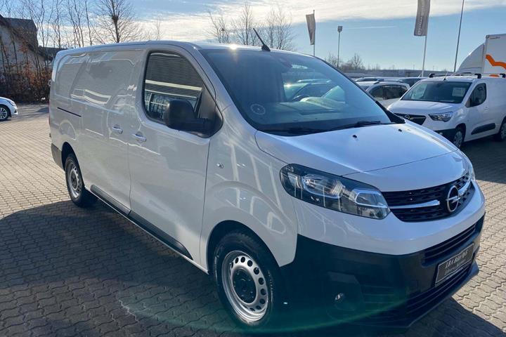 Hvid Opel Vivaro fra 2023