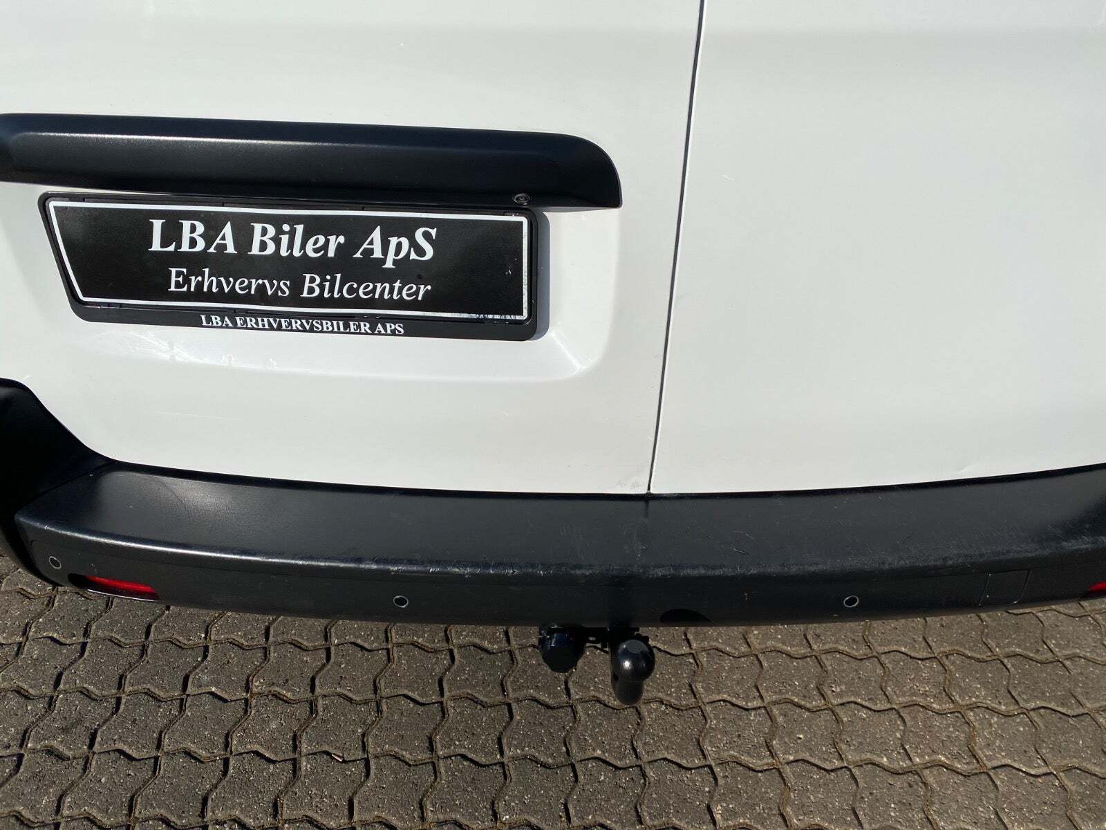 Hvid Opel Vivaro fra 2023