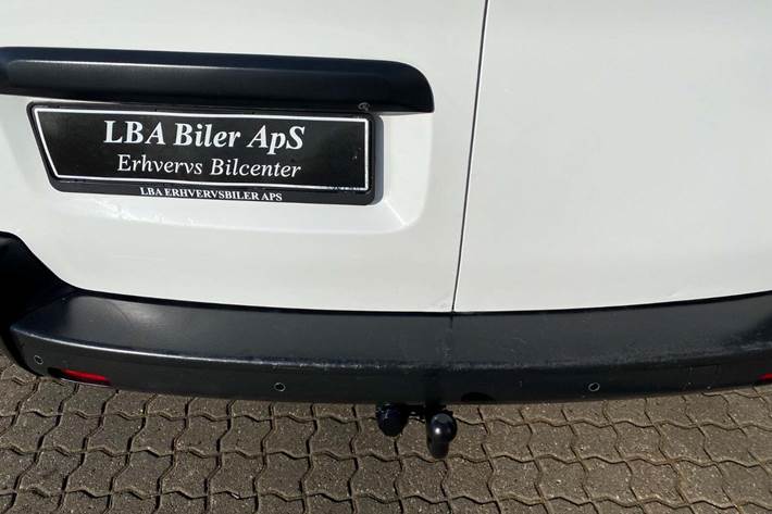 Hvid Opel Vivaro fra 2023