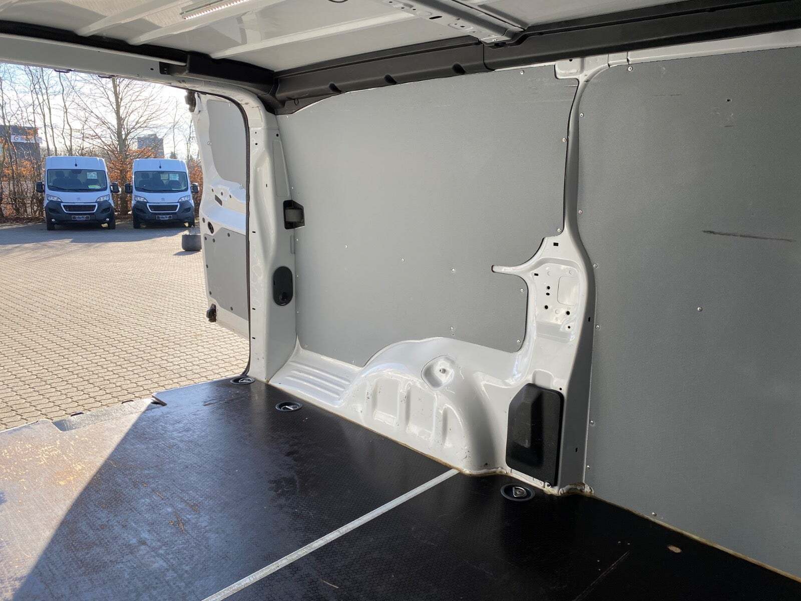 Hvid Opel Vivaro fra 2023