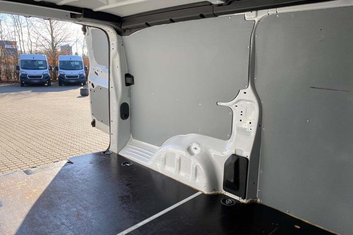 Hvid Opel Vivaro fra 2023