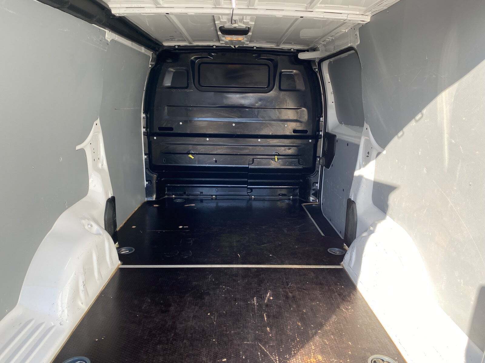 Hvid Opel Vivaro fra 2023