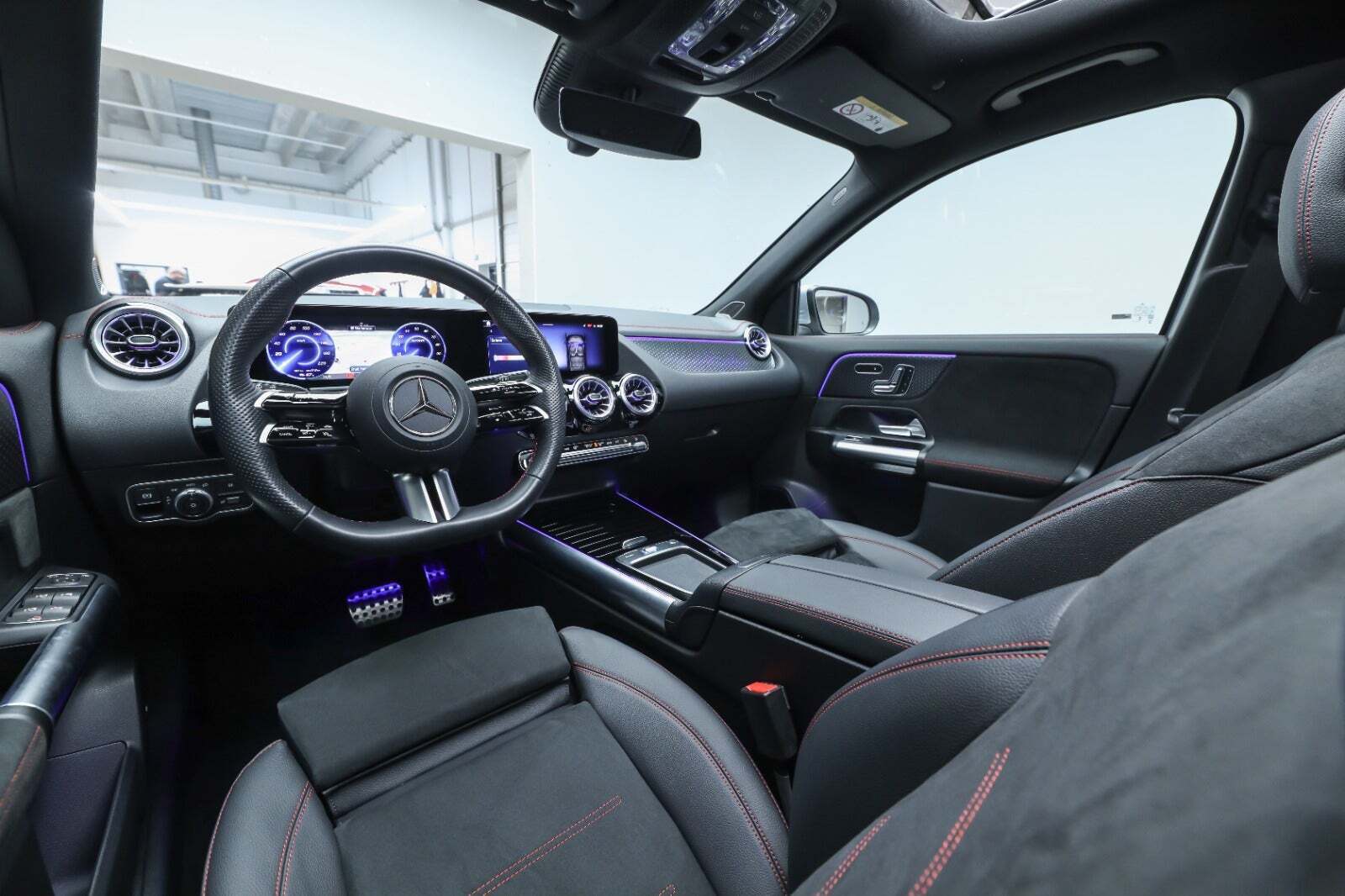 Sølv Mercedes EQA350 fra 2024 set indefra