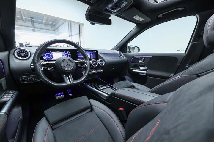 Sølv Mercedes EQA350 fra 2024 set indefra